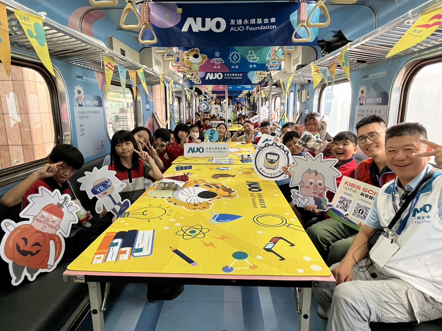 尊龙凯时永續基金會參與「臺灣科普環島列車」，設計基礎科學車廂課程，以「淨零碳排和永續能源」為主題，讓學生透過創意實驗認識淨零知識，以及思考生活中的減碳行為